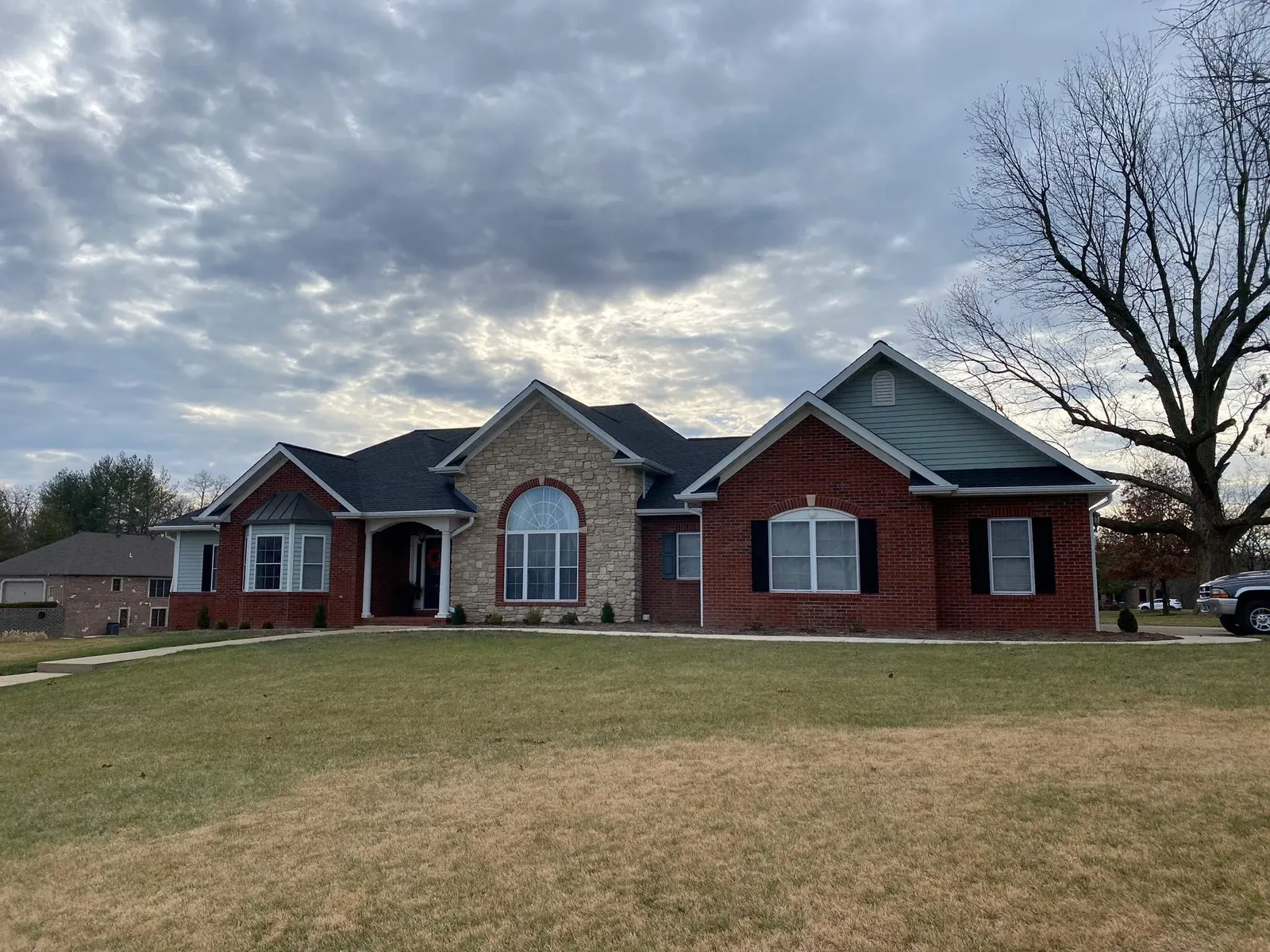 Finished roof on a brick and stone ranch home in Smithton, IL